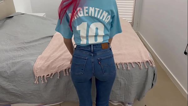 Mi vecina Argentina me llama para que la grabe masturbándose, voy a su casa y esta en vaqueros ajustados muy provocativos